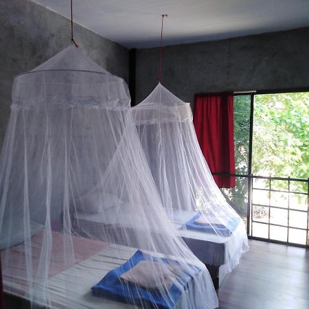 Phayam Hostel Koh Phayam Exteriör bild